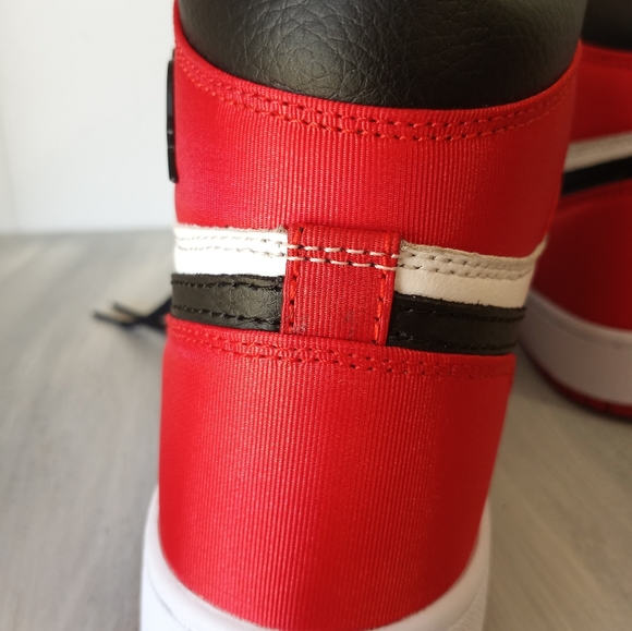 Jordan 1 Retro High Satin Black Toe 2019 Women's Size 6 - Picture 12 of 15